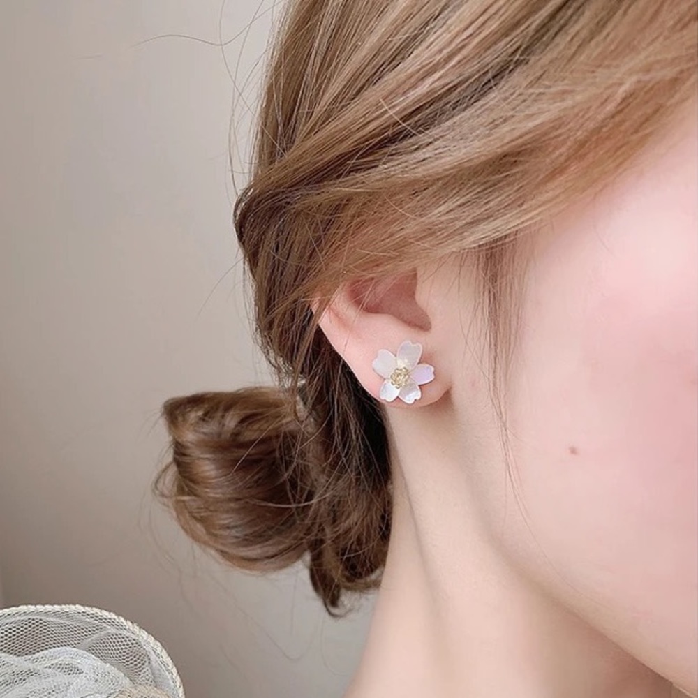 ◾️18k Gold Plated White Natural Shell Flower Stud Earrings